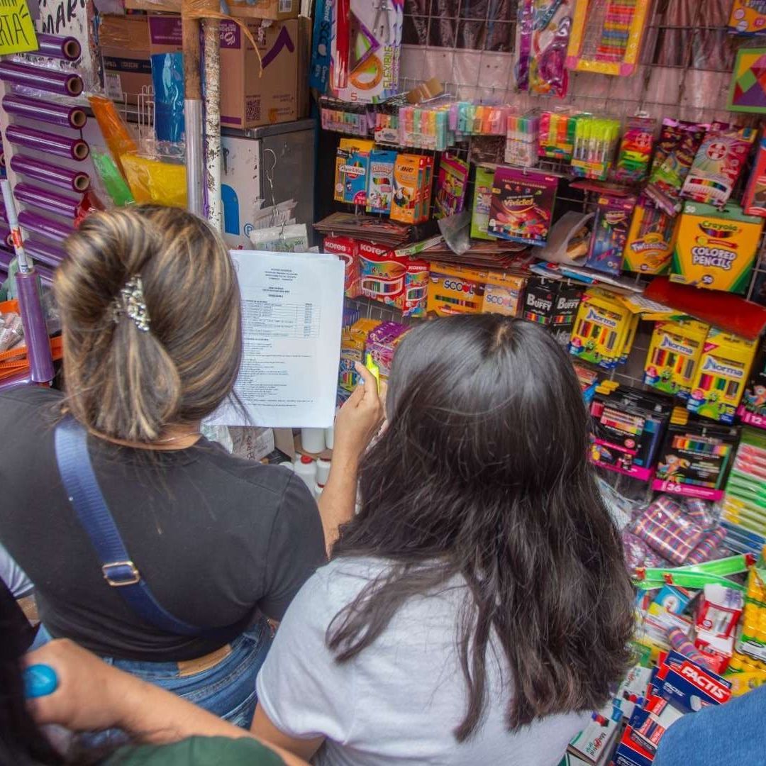 Las familias se preparan para comprar los útiles escolares y una de las mejores opciones es la Calle Mesones en el Centro Histórico