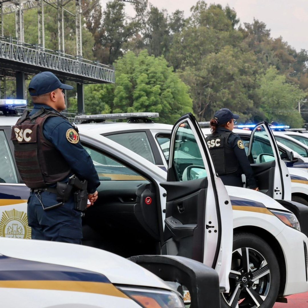 policias junto a patrullas