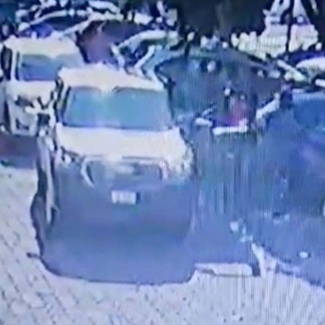 En el lugar se encontraba una mujer lesionada y sentada en el piso.