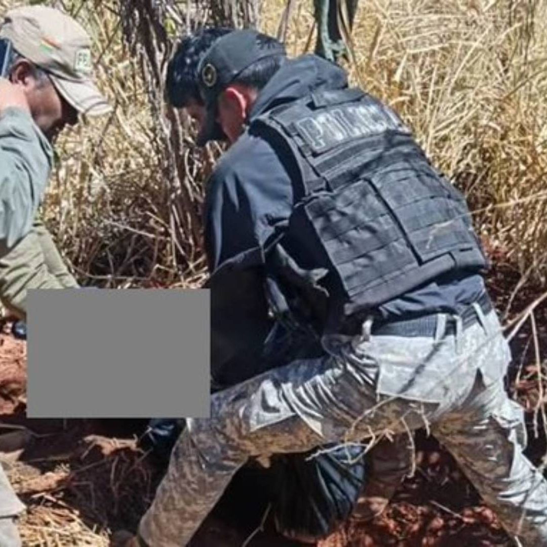 Los oficiales encontraron a la menor visiblemente asustada y desorientada, y al interrogarla, ella relató que había escapado de su casa porque su madre la golpeaba
