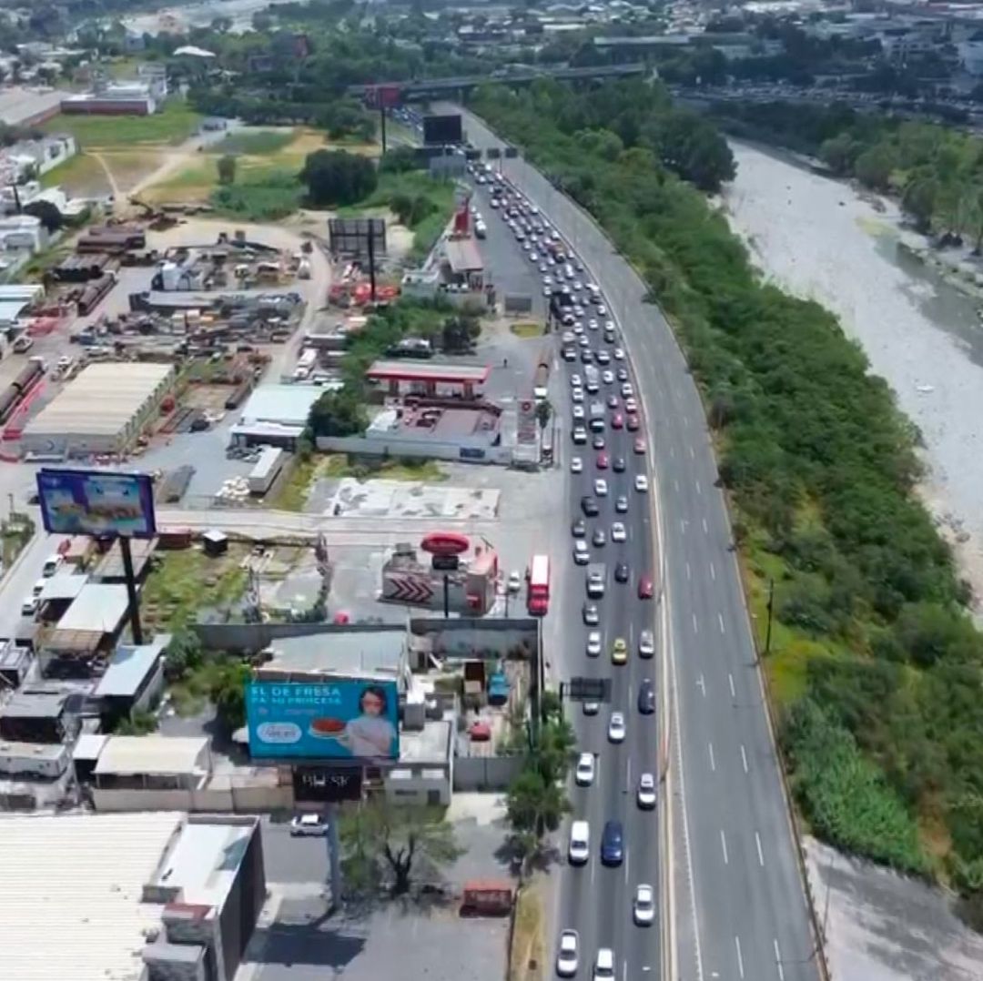 Hasta dos horas hacen en trasladarse a su destino, cientos de automovilistas en Nuevo León