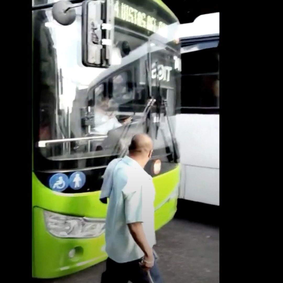 Pelea entre choferes de rutas en el centro de Monterrey