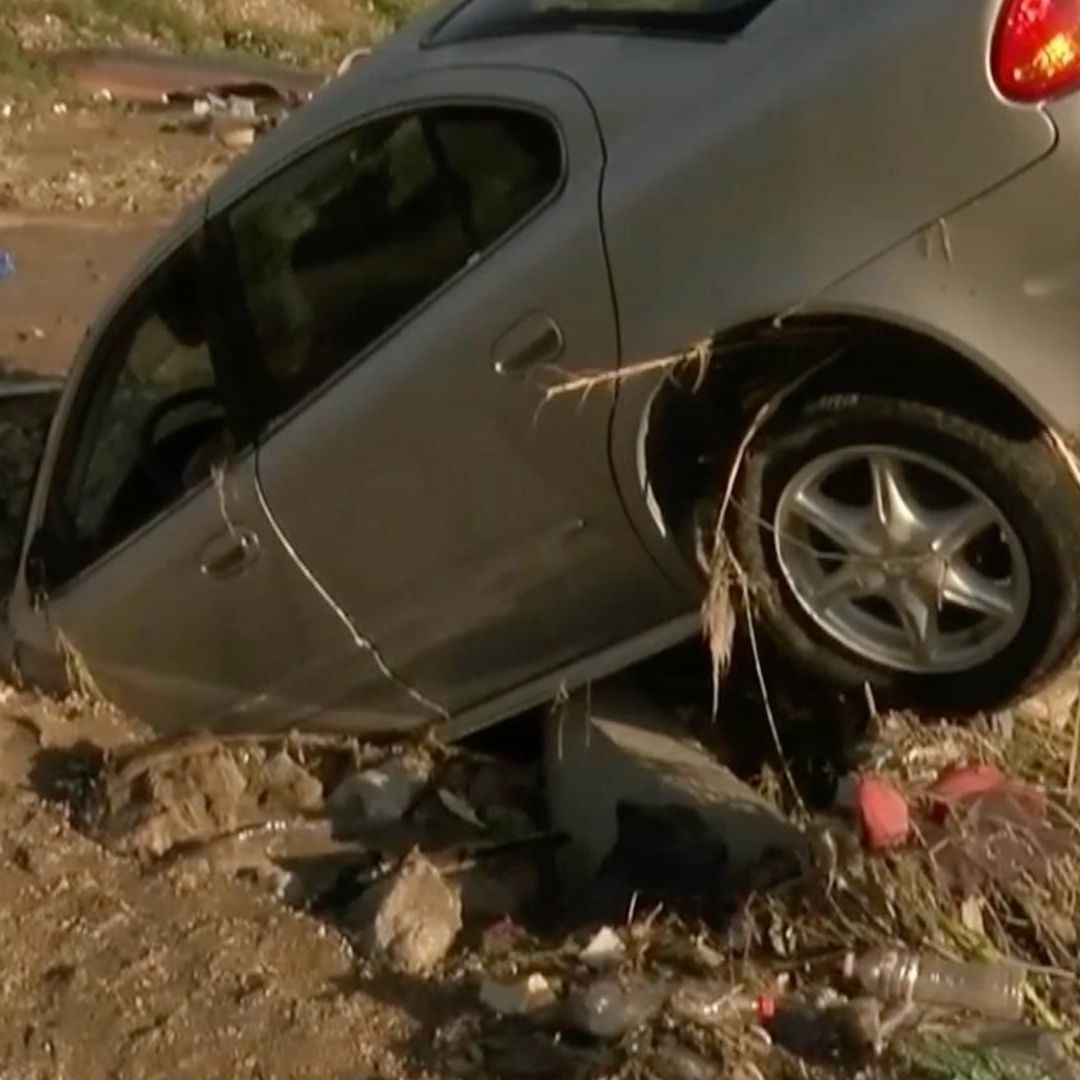 Lluvias Arrastran y Dejan Autos Enterrados en la Colonia Sara Lugo de Ciudad Juárez