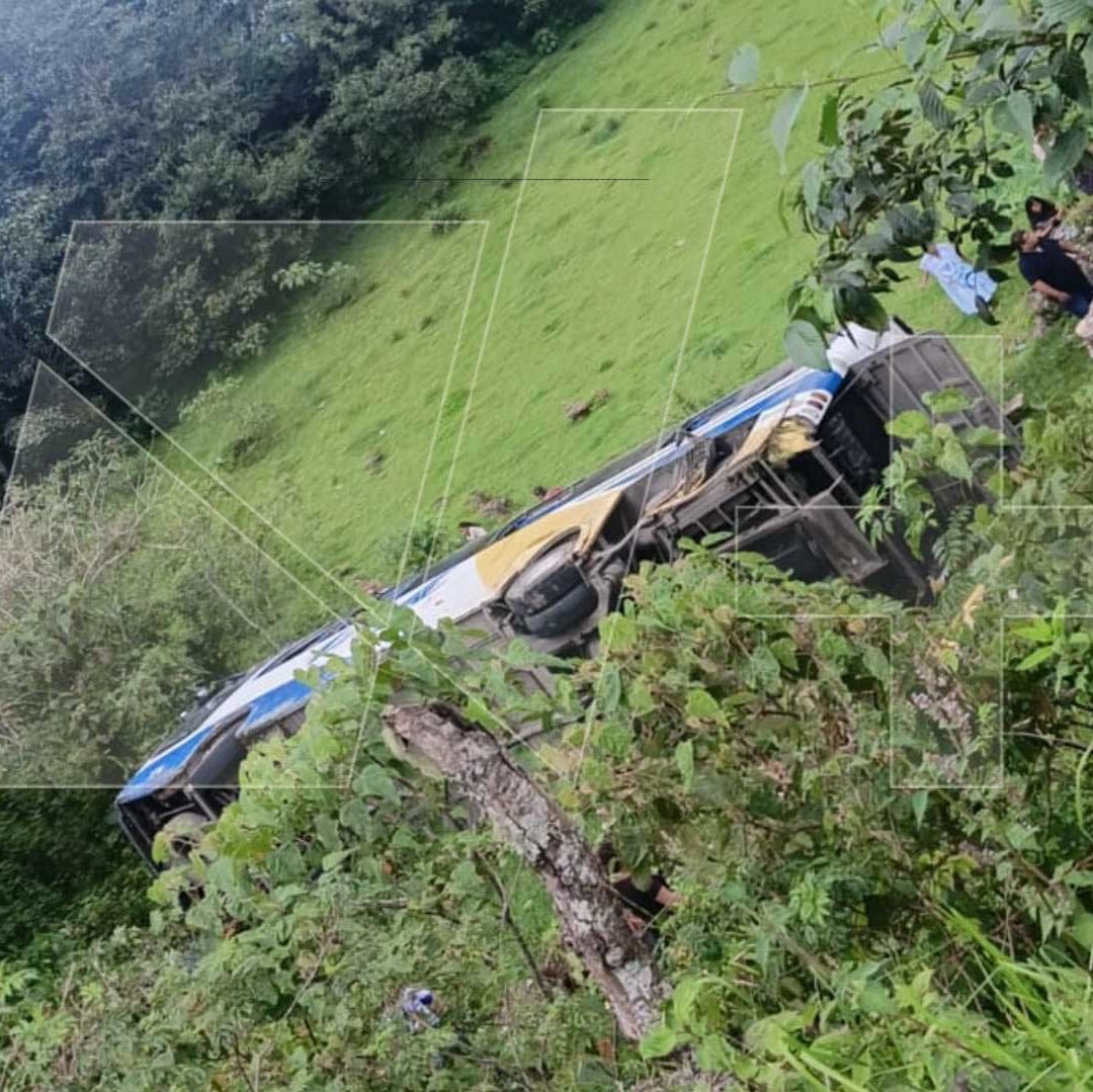 Un Muerto y Nueve Lesionados por Volcadura de Autobús en Nauzontla, Puebla