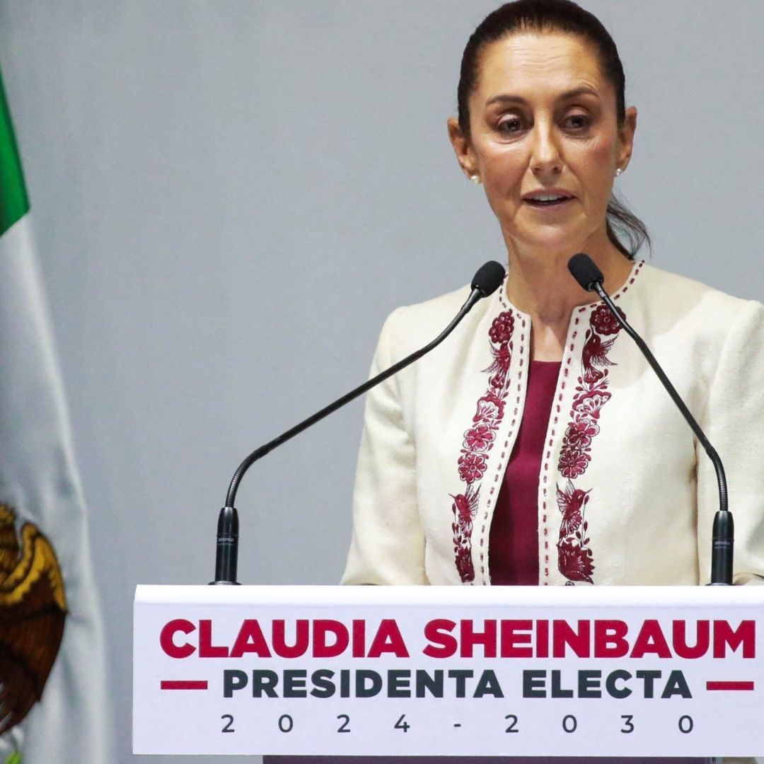 La presidenta electa de México, Claudia Sheinbaum, con simpatizantes