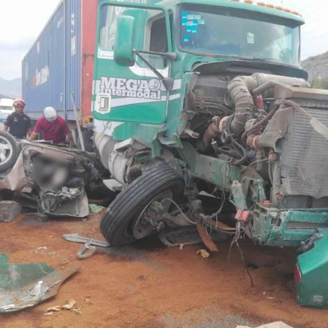 Cae Trailer Sobre Carro y Deja Dos Personas Sin Vida en García, Nuevo León