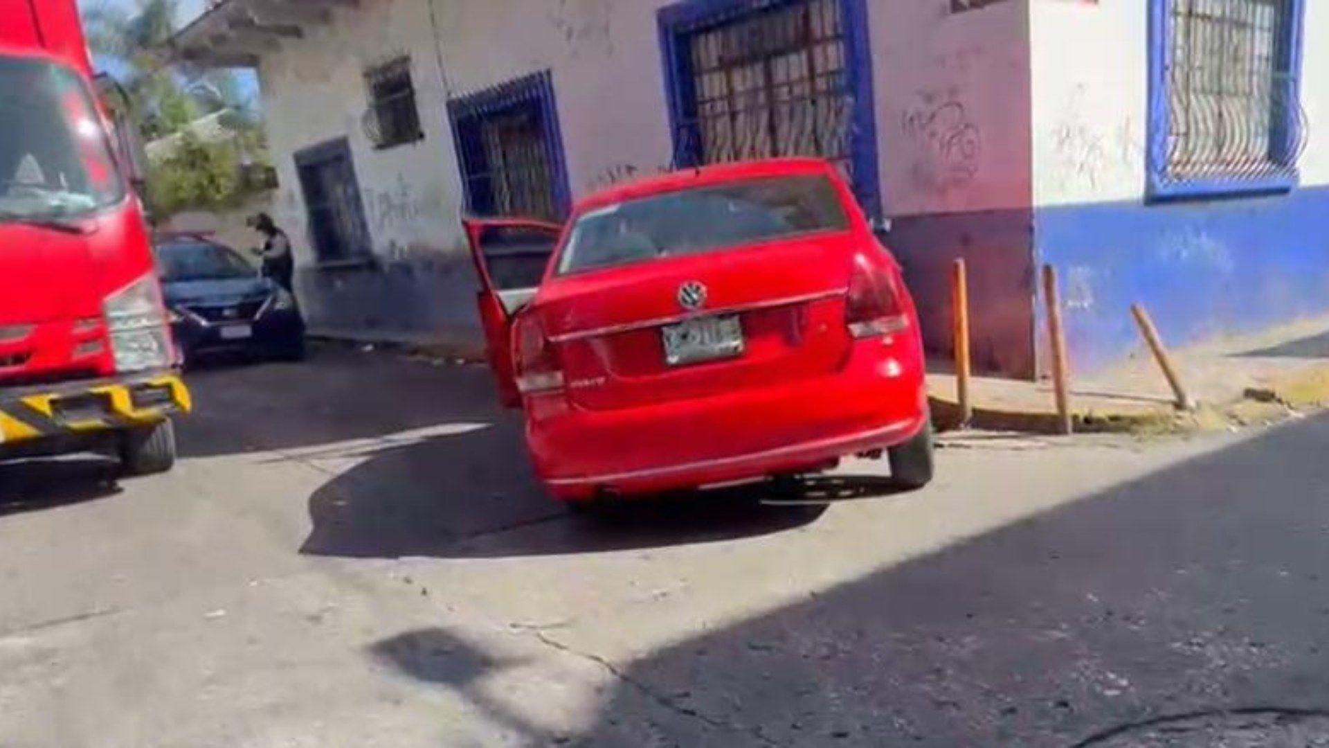 La víctima fue identificada como David González Domínguez de 42 años, quien resultó lesionado cuando se encontraba sentado en la banqueta platicando.
