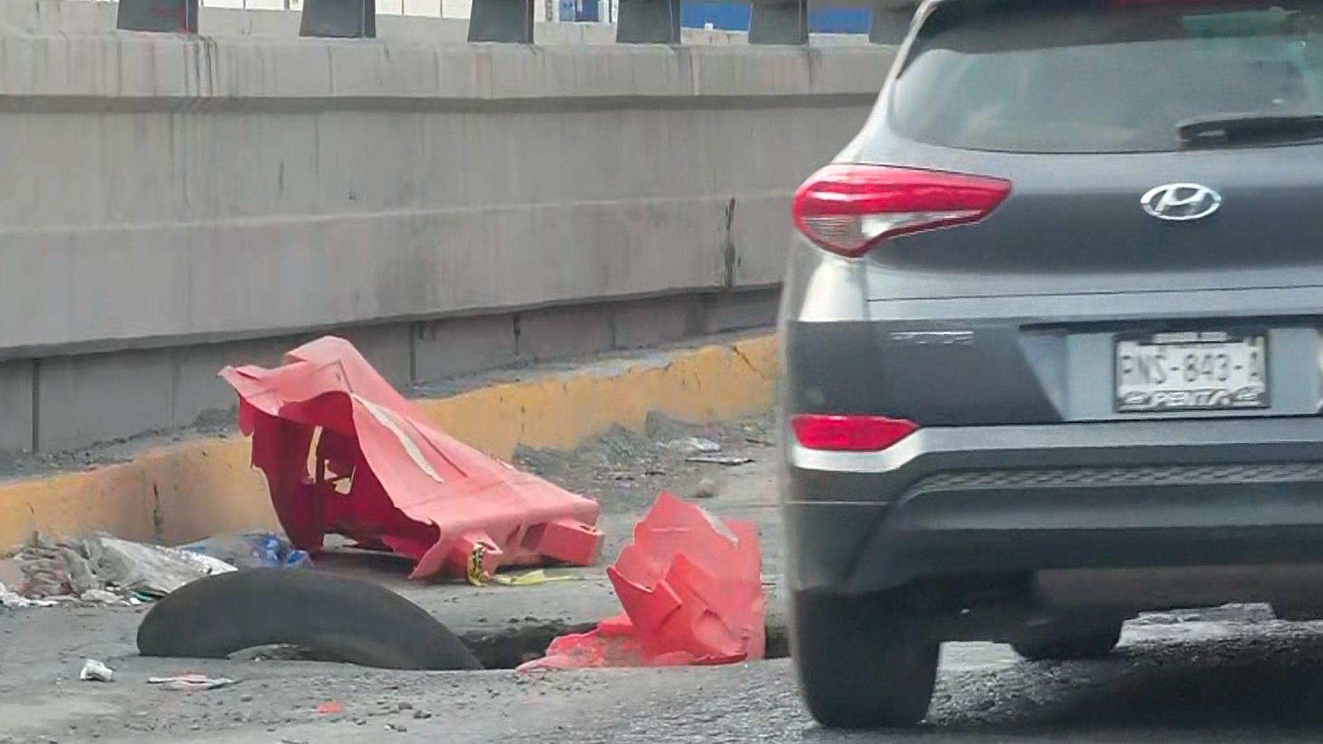 Conductores están en constante peligro de dañar su auto y vida por el socavón