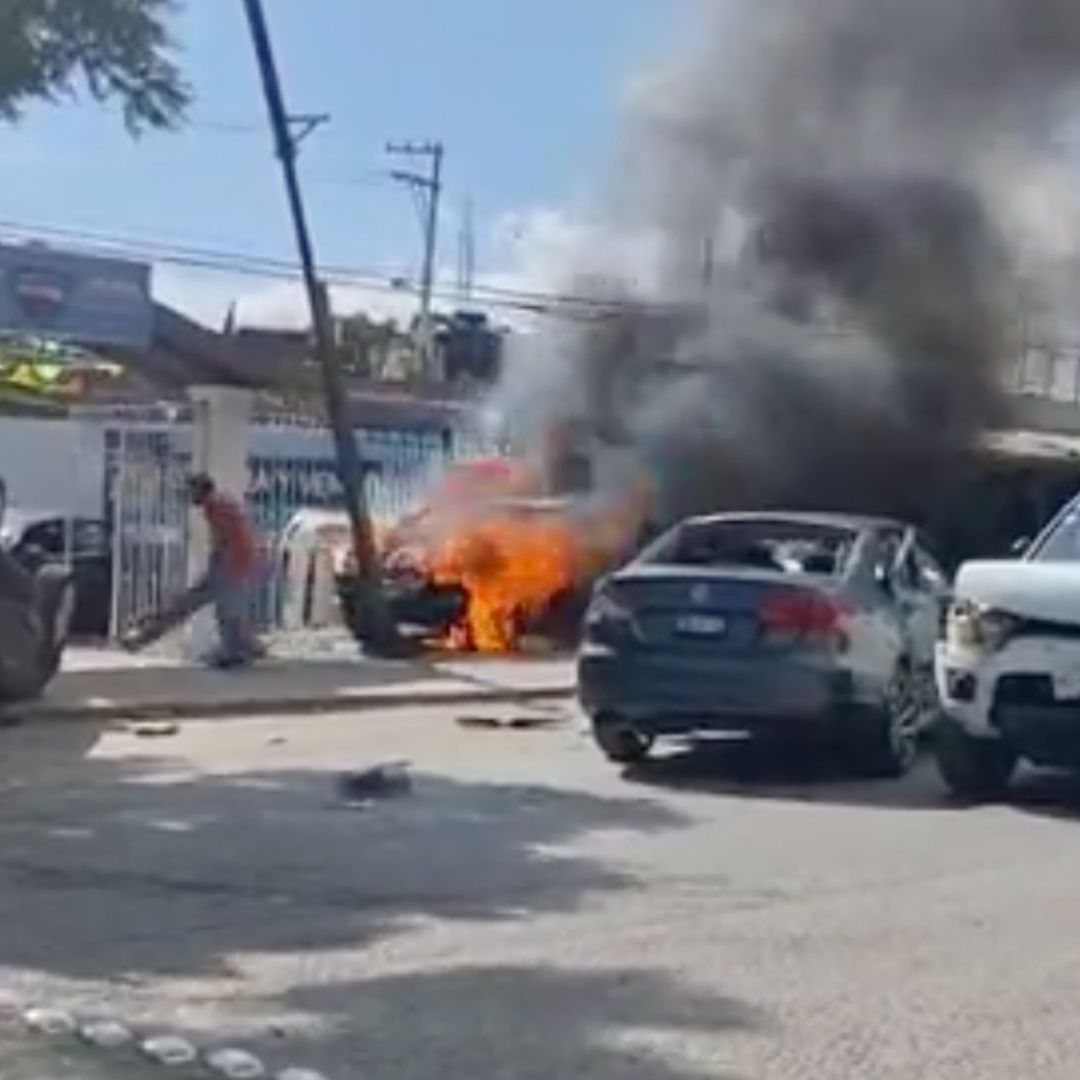 Incendio de Lote de Autos por Fraude Millonario en Tehuacán. Foto: Miguel Hernández | N+