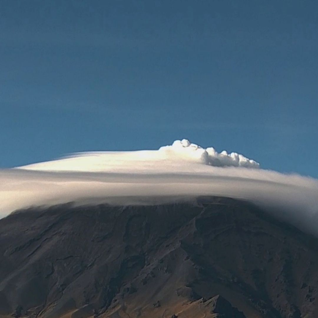 Popocatépetl con nube lenticular hoy, 13 de agosto de 2025