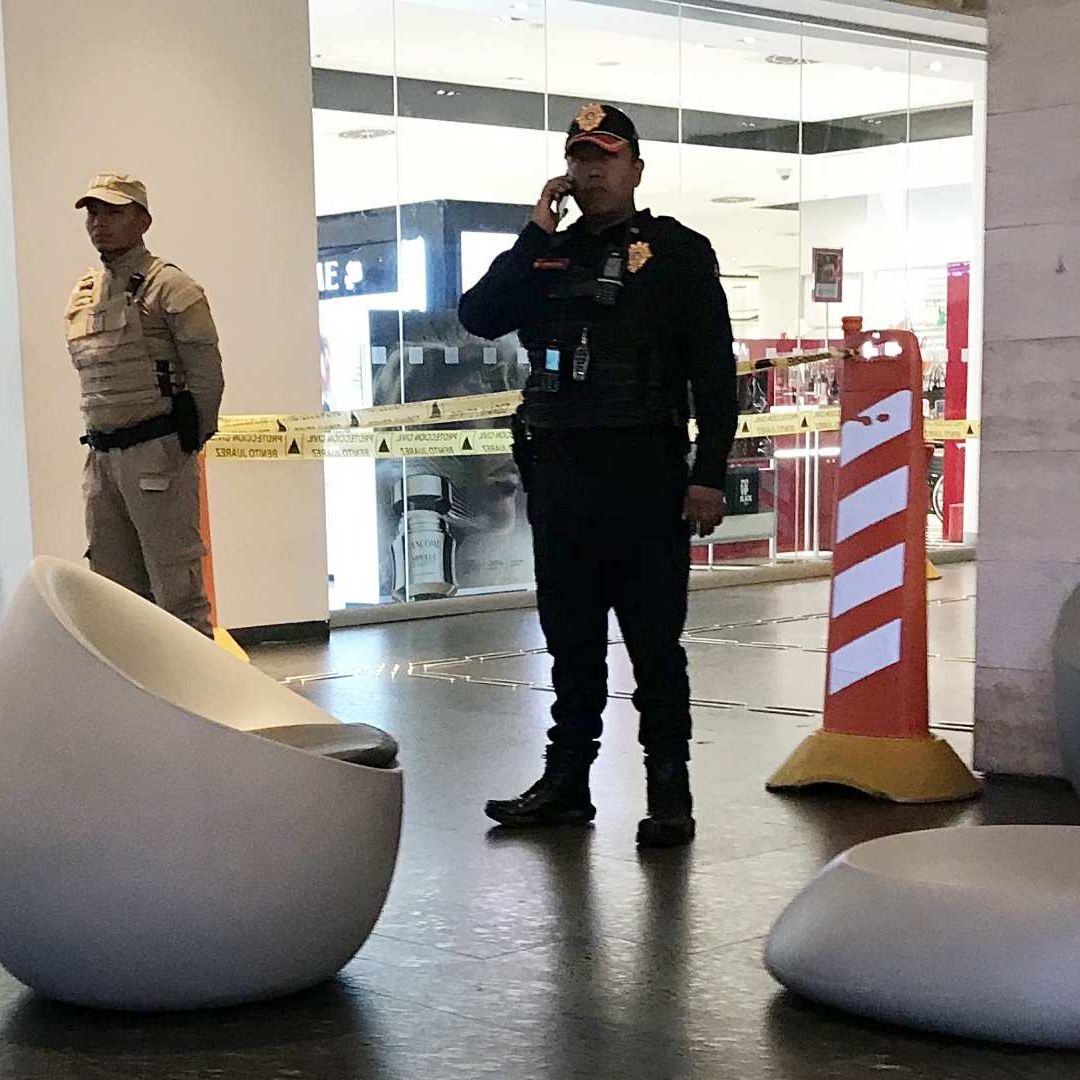 Policías resguardan elevadores y escaleras eléctricas en Plaza Mítikah