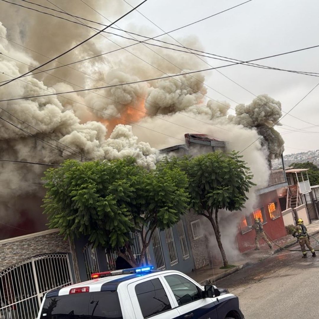 Bomberos Controlan Incendio en Comercio de Ensenada