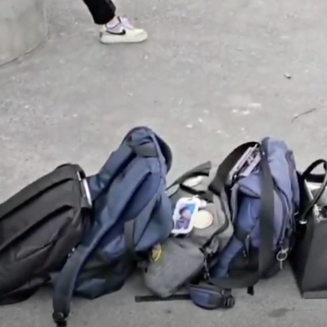 Fila de mochilas para la espera del camión.