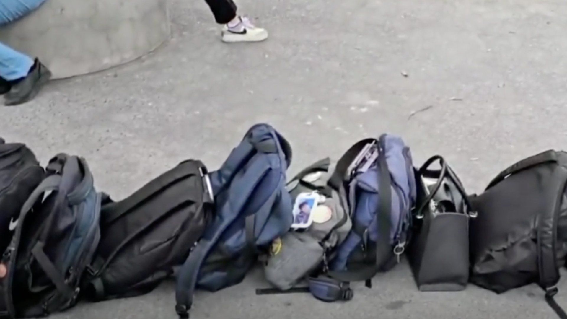 Fila de mochilas para la espera del camión.