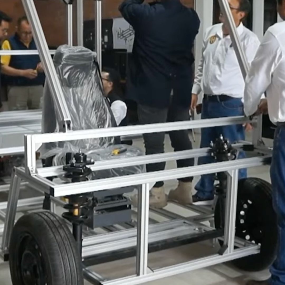 Personas durante el ensamble de auto Olinia