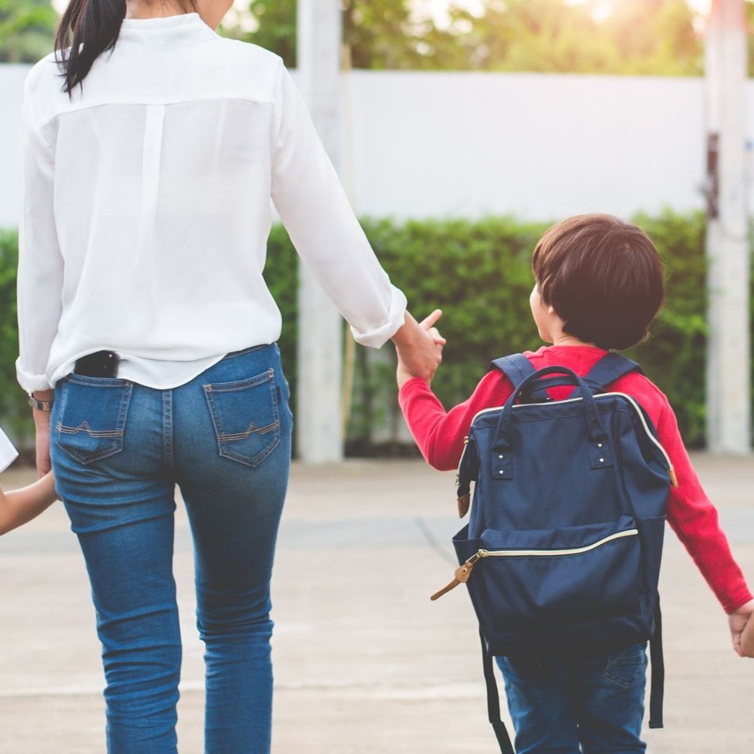 Padres de familia y alumnos se preparan para el regreso a clases