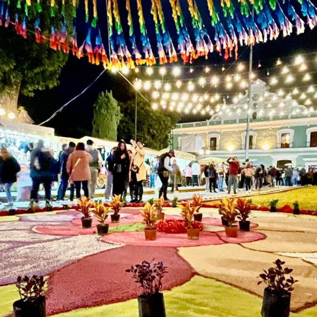 Brillan calles en "La noche que nadie duerme" en Huamantla, Tlaxcala.