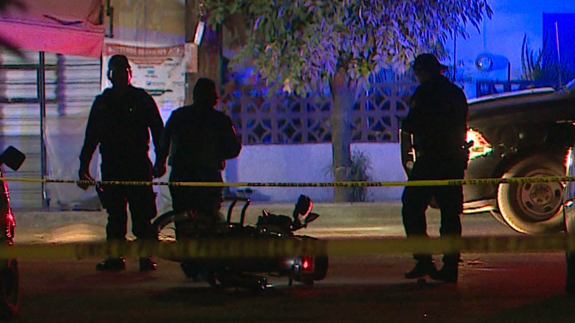 Los agresores huyeron, dejando una motocicleta tirada en el lugar de los hechos