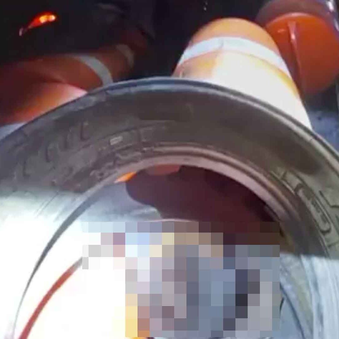 Arrestan en Texas a Hombre por Transportar Migrantes Escondidos en Conos Viales