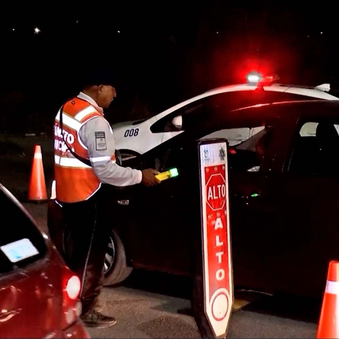 Padre se Encierra Junto a su Hijo en su Vehículo Durante Horas para Evitar Prueba de Alcoholemia en Torreón