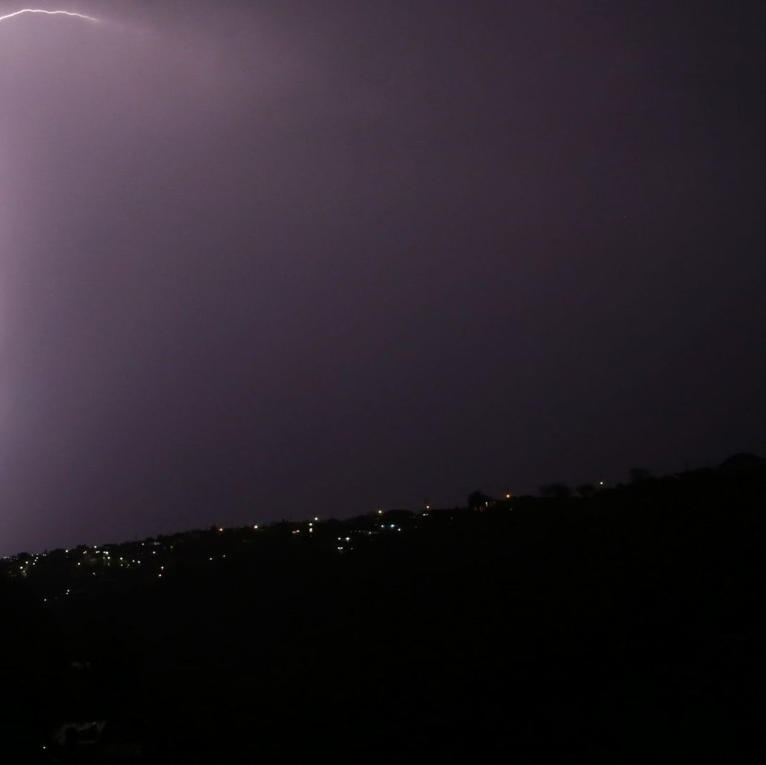 Un rayo cae del cielo durante una tormenta eléctrica.