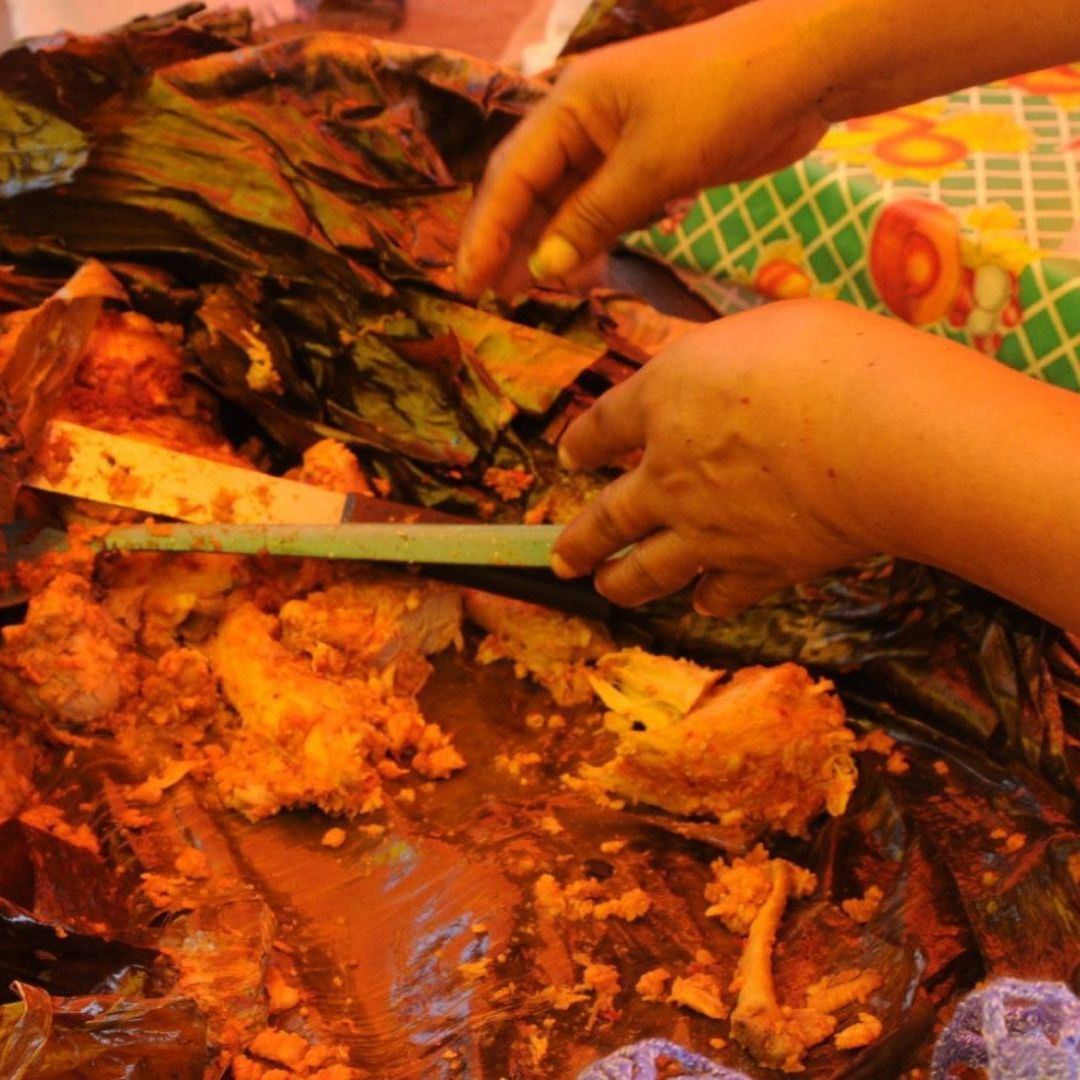 Preparación de zacahuil, platillo tradicional de la huasteca