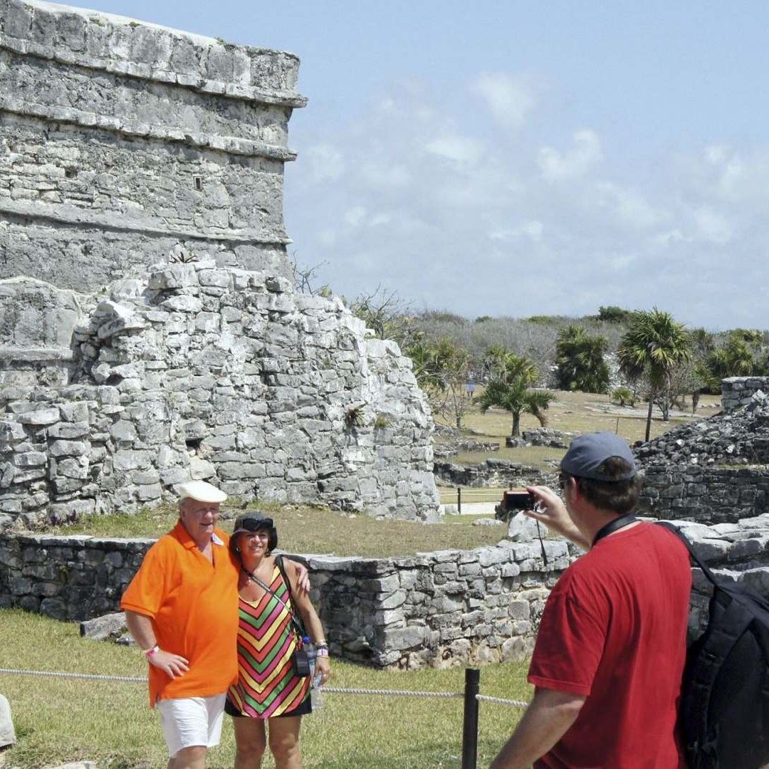 turistas se toman foto en Tulum