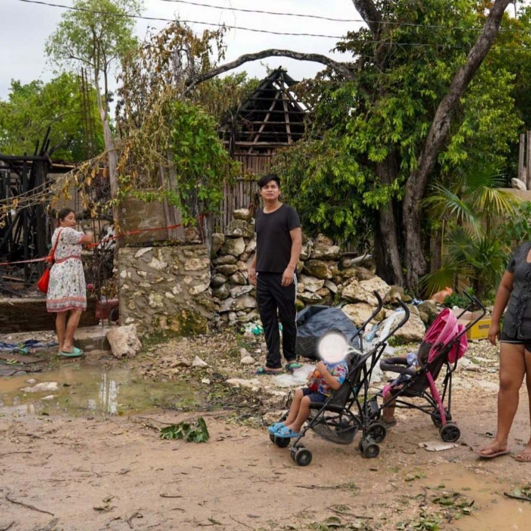 familia fuera de su casa
