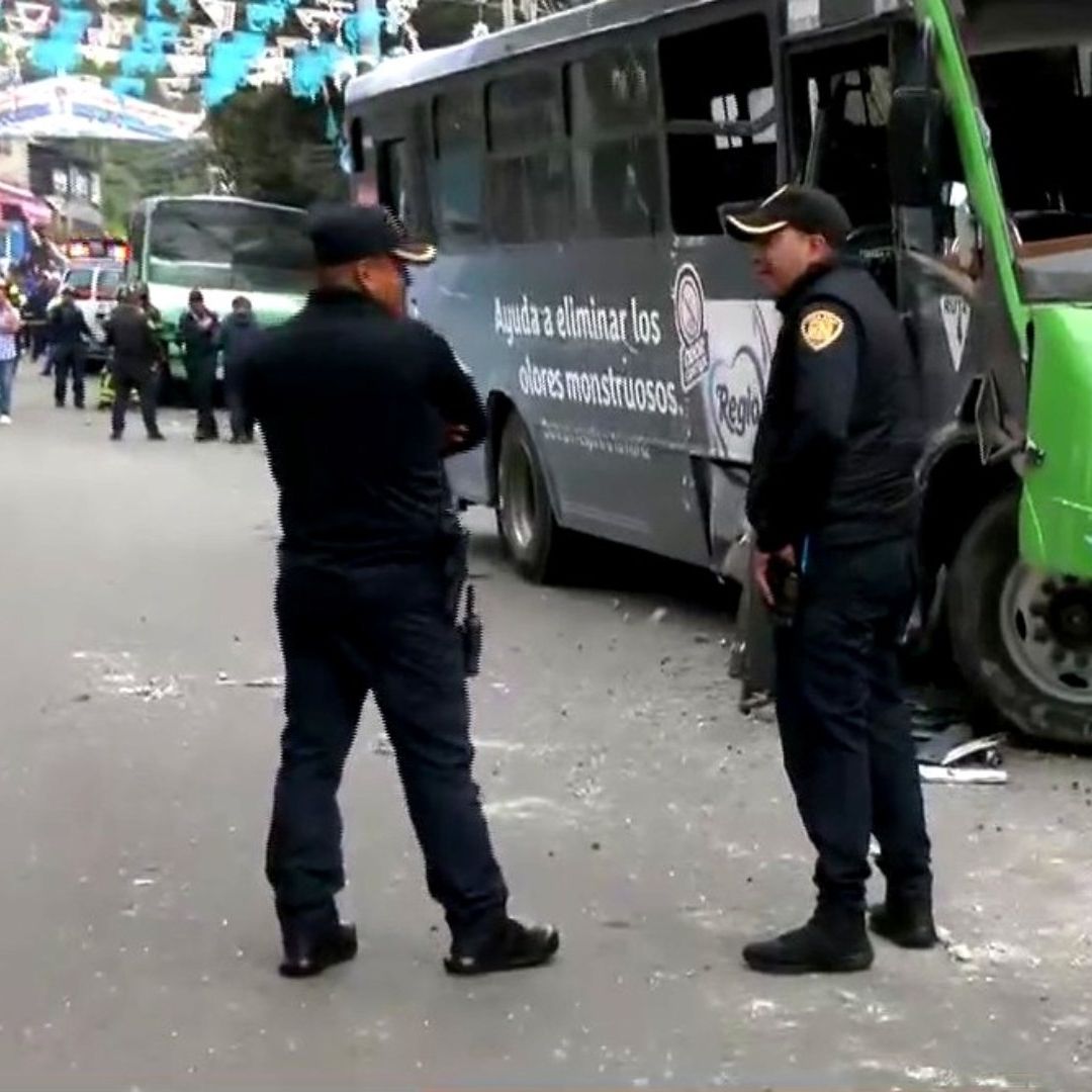 Dos mujeres murieron y al menos 15 pasajeros resultaron lesionados, algunos graves