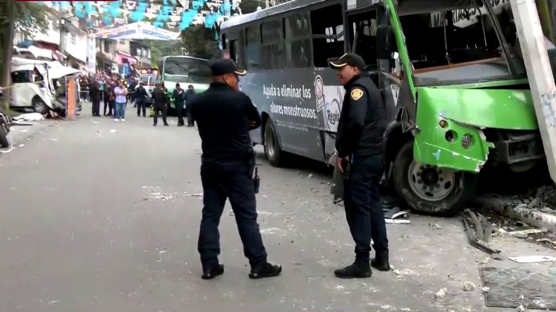 Dos mujeres murieron y al menos 15 pasajeros resultaron lesionados, algunos graves