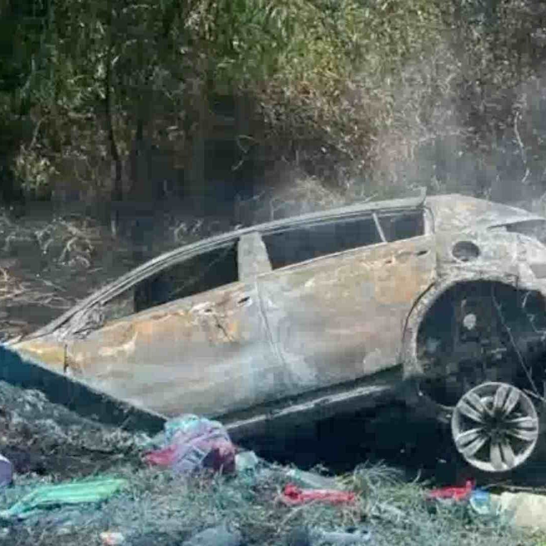 La mujer de 50 años murió dentro del vehículo en llamas. Las personas heridas fueron trasladadas a un hospital.
