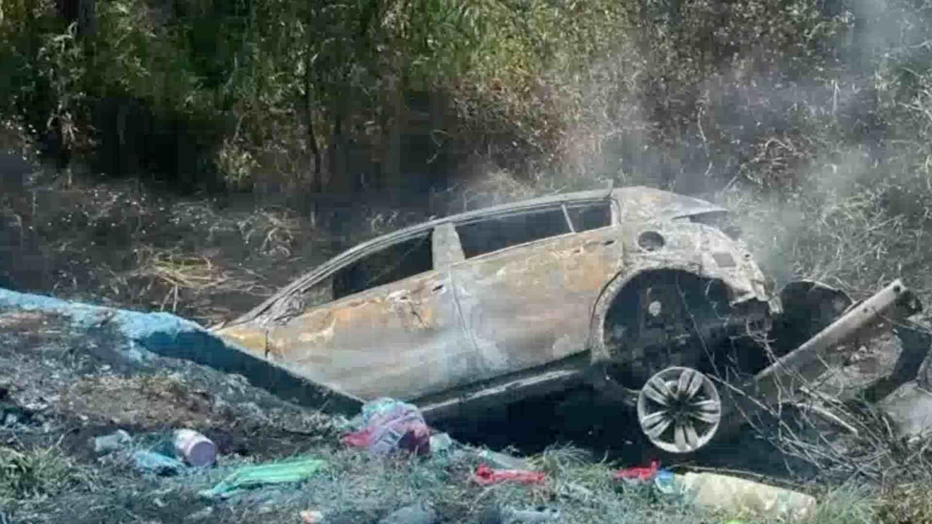 La mujer de 50 años murió dentro del vehículo en llamas. Las personas heridas fueron trasladadas a un hospital.