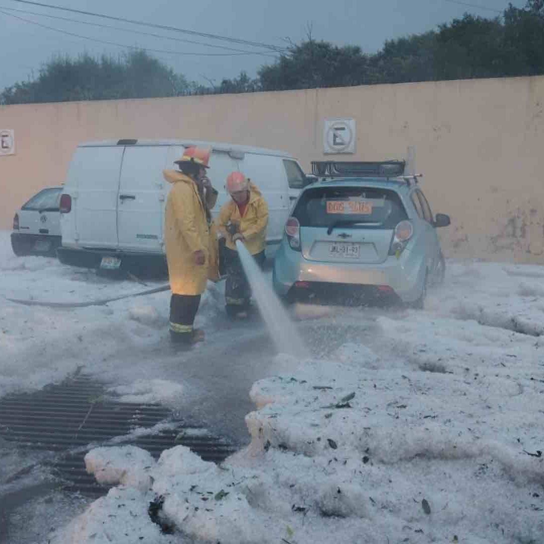 Bomberos acuden a auxiliar a los ciudadanos afectados