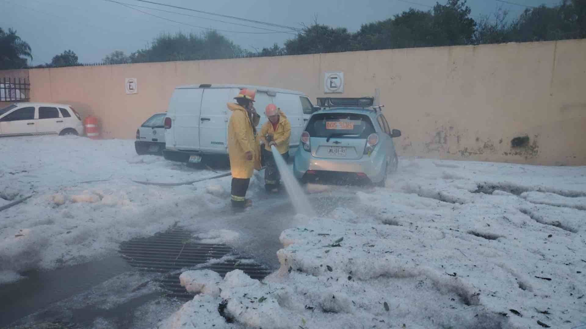 Bomberos acuden a auxiliar a los ciudadanos afectados