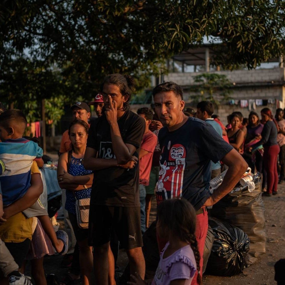 La mayoría se queja de que los traslados y los costos de los pasajes siempre son mucho más caros para las personas que cruzan México sin documentos