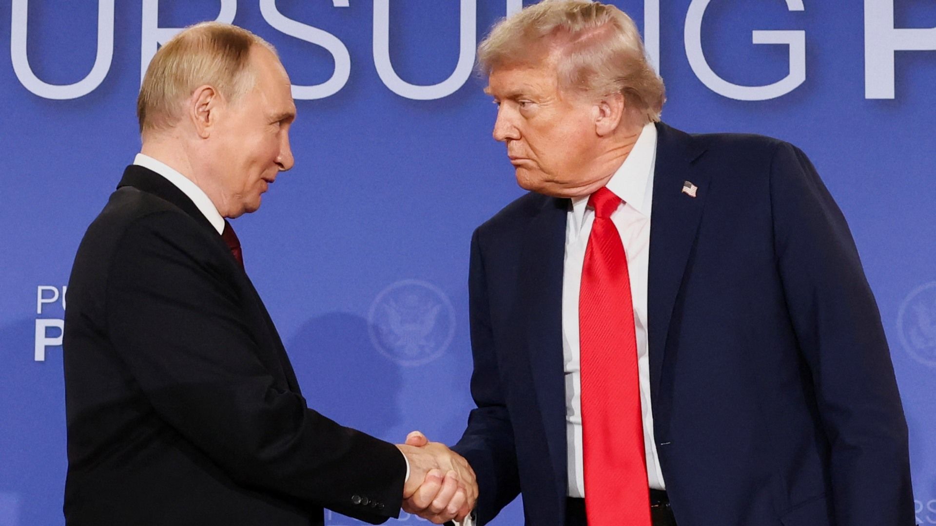 Trump y sus asesores se reúnen con Vladimir Putin y su comitiva en Alaska. Foto: Reuters