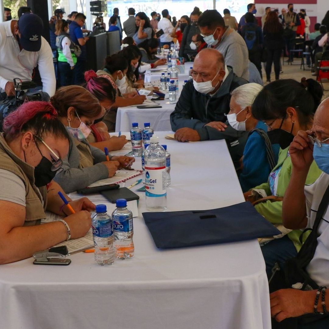 La Pensión Bienestar realiza el registro por orden alfabético, por lo que estos apellidos podrán hacer su registro este martes