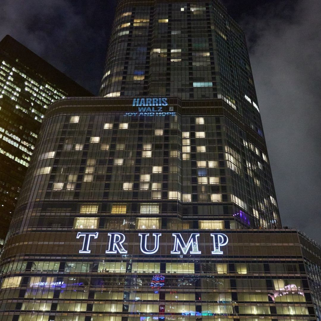 Demócratas Proyectan Mensajes Antirrepublicanos en la Torre Trump de Chicago