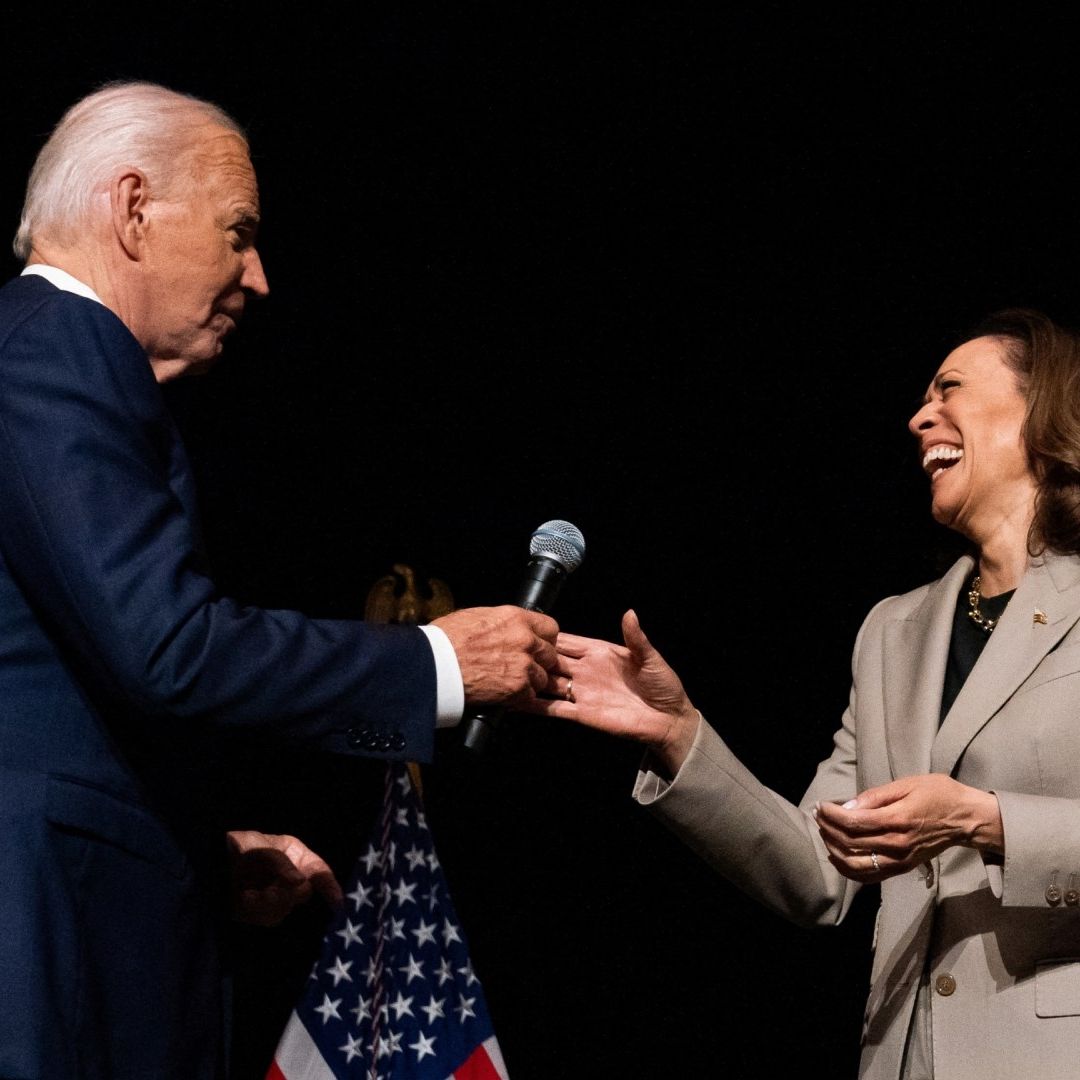 El presidente de Estados Unidos, Joe Biden, le entrega el micrófono a la vicepresidenta y candidata presidencial demócrata Kamala Harris