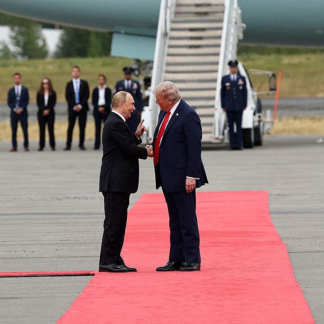 Los presidentes Donald Trump y Vladimir Putin se saludan en su arribo a Alaska. Foto: Reuters