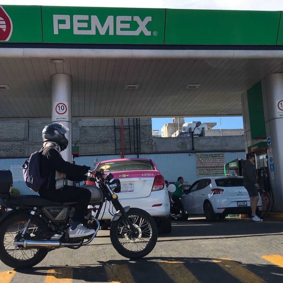 Motociclista frente a estación de Pemex