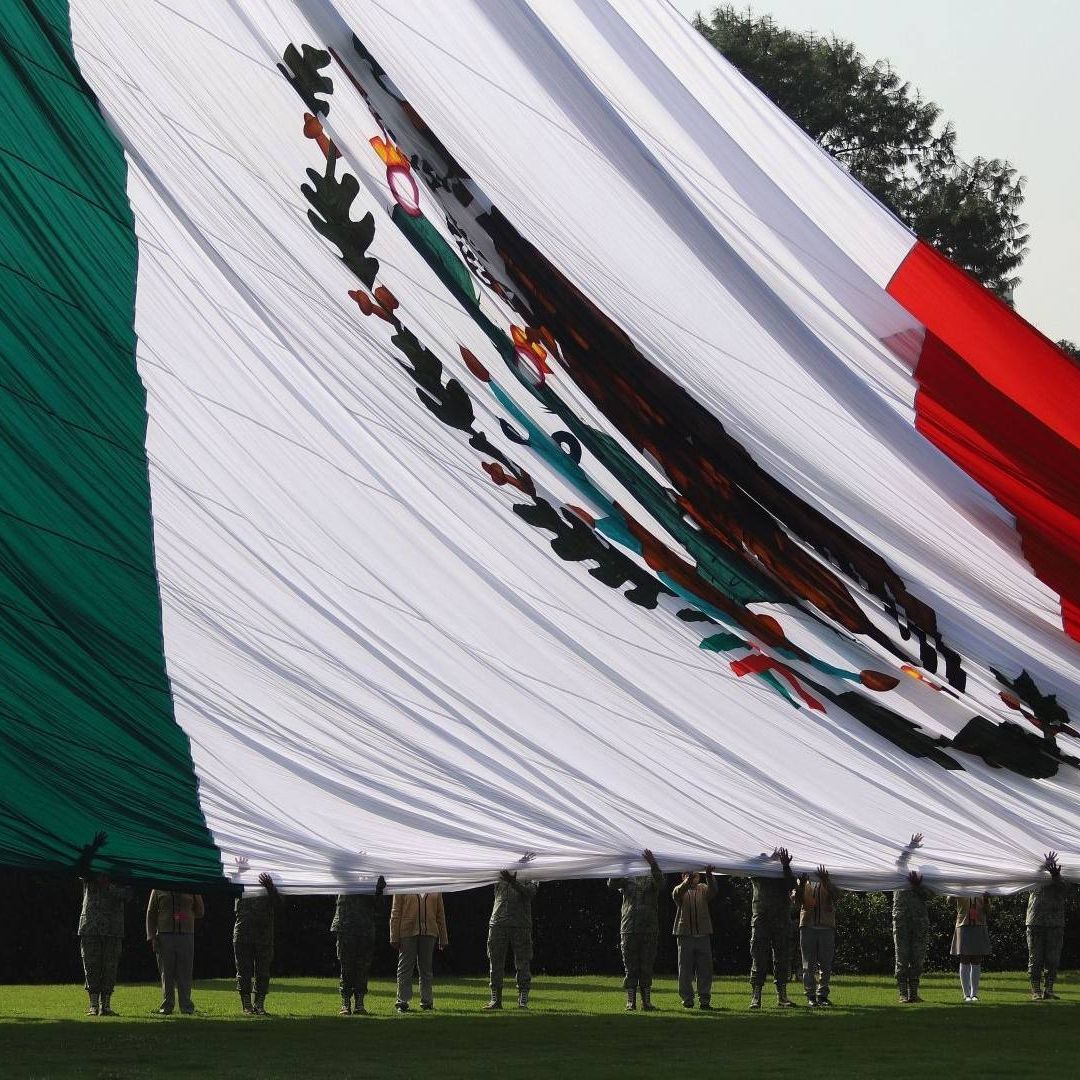 militares izan bandera de México