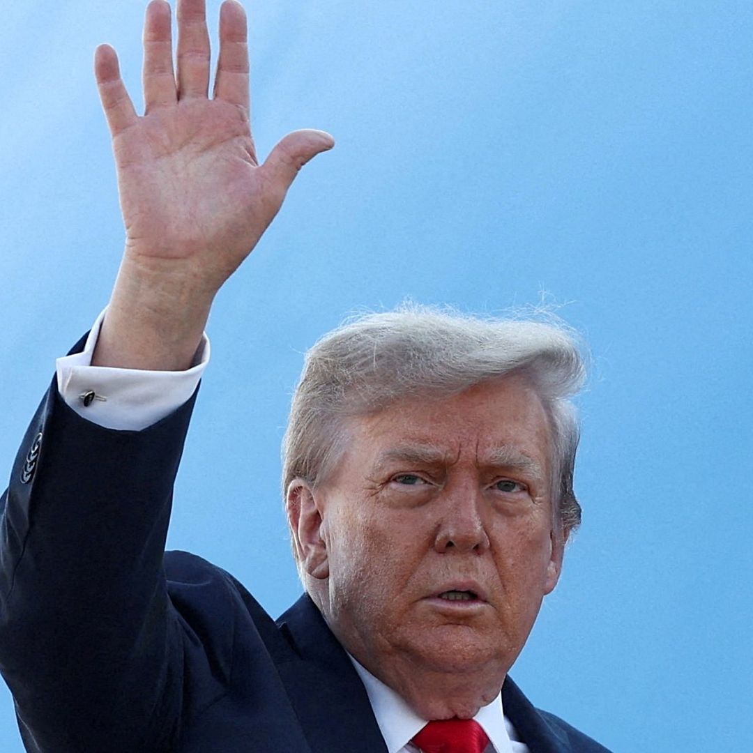 Trump aborda el Air Force One antes de partir hacia Alaska para reunirse con el presidente ruso, Vladimir Putin