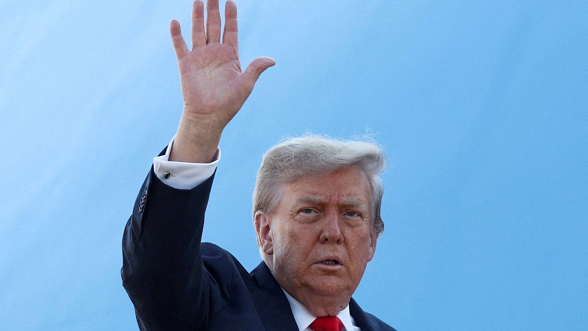 Trump aborda el Air Force One antes de partir hacia Alaska para reunirse con el presidente ruso, Vladimir Putin