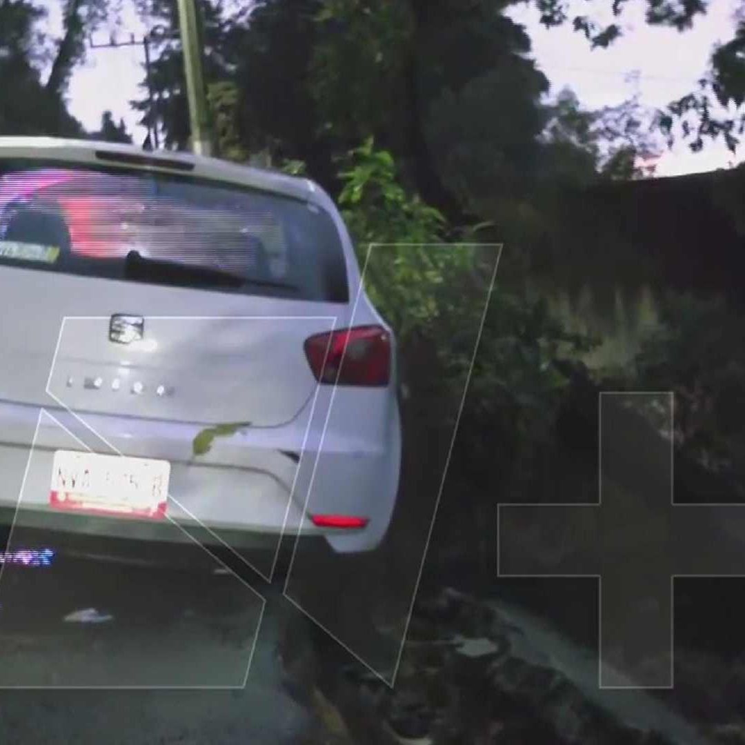 Auto a punto de caer por deslave en Magdalena Contreras