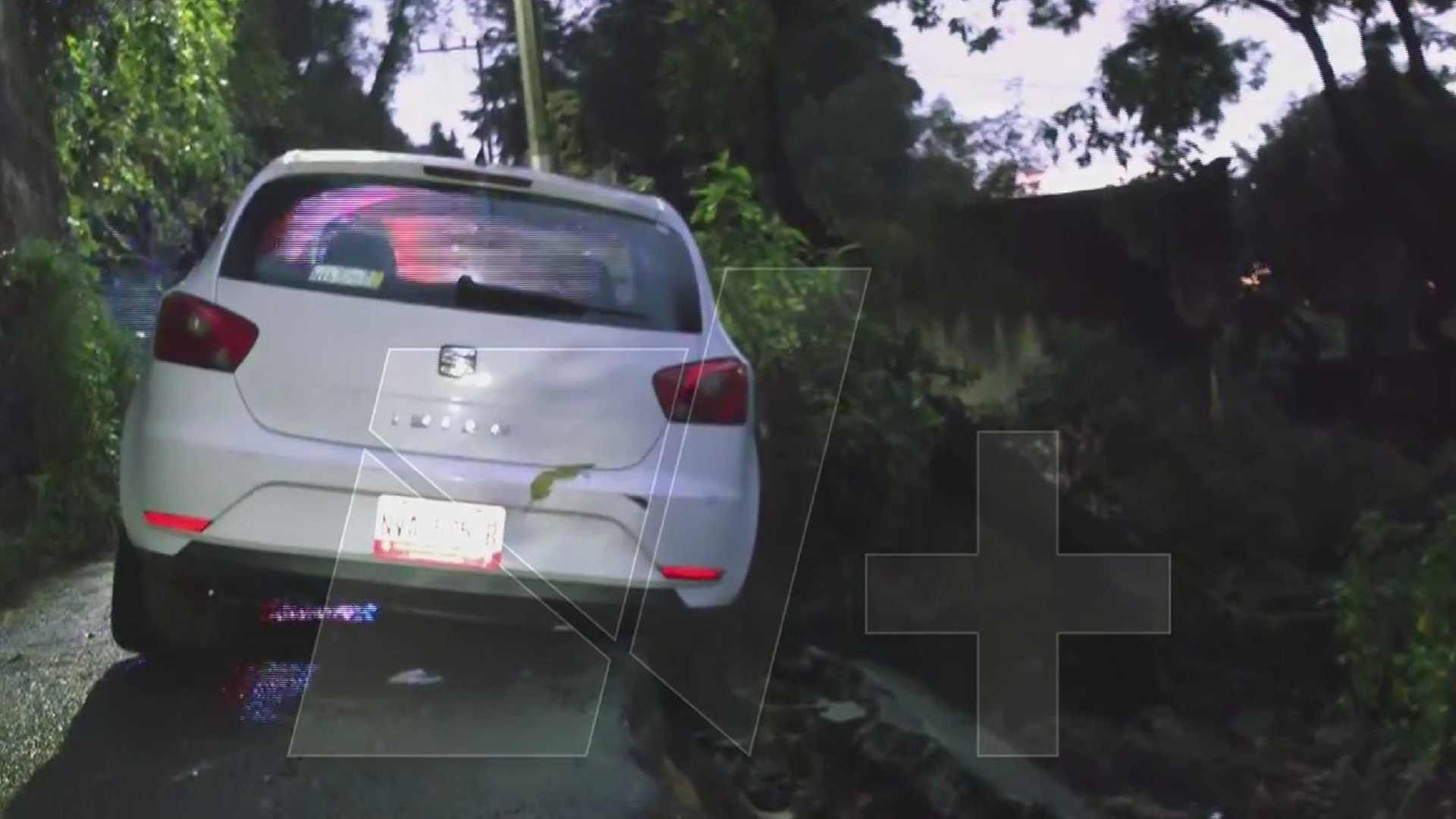Auto a punto de caer por deslave en Magdalena Contreras
