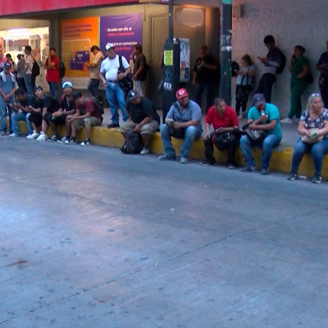 Los usuarios del transporte público, aseguraron que tienen que esperar hasta dos horas en las filas
