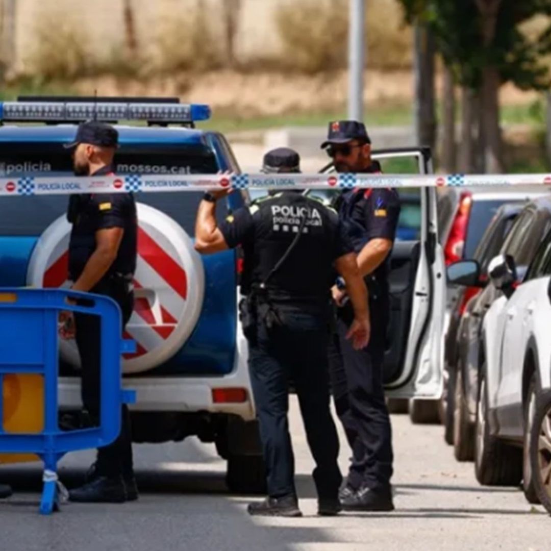 Efectivos de los Mossos d'Esquadra en la calle de la Música del municipio barcelonés de Rubí donde se investiga uno de los asesinatos del posible doble crimen machista.