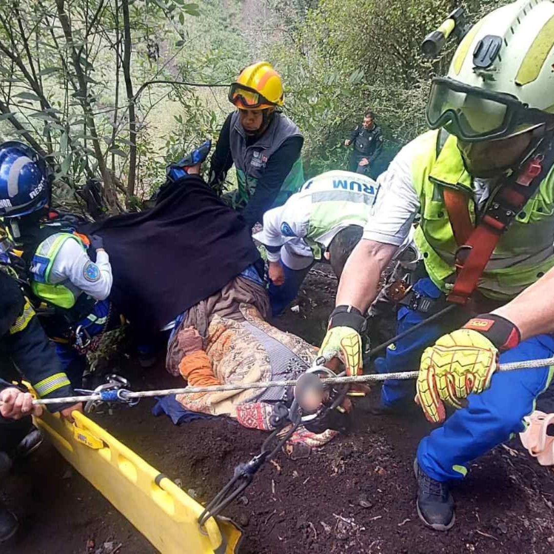 Rescatan a hombre que cayó a cráter del volcán Xitle en Tlalpan