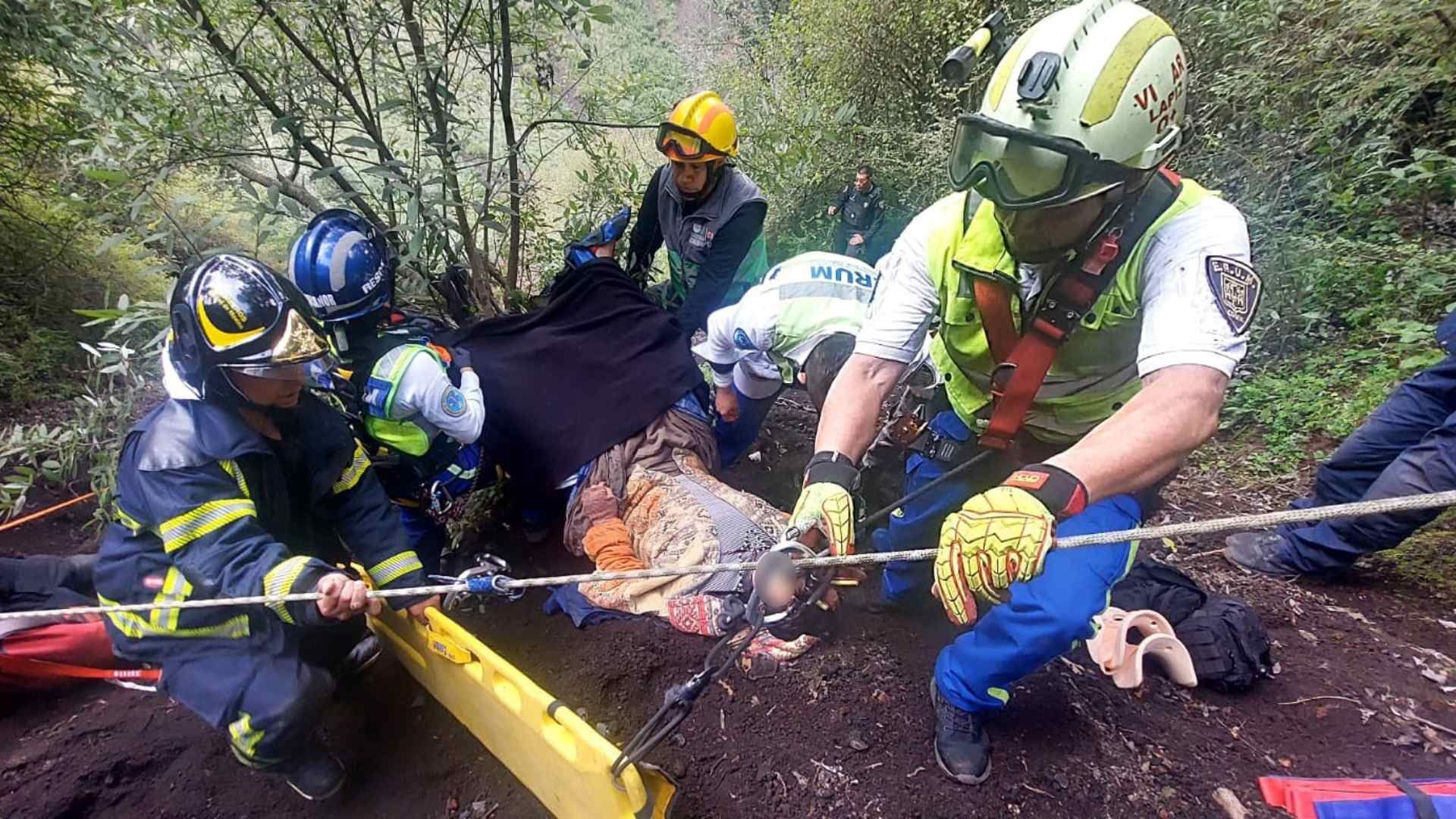 Rescatan a hombre que cayó a cráter del volcán Xitle en Tlalpan